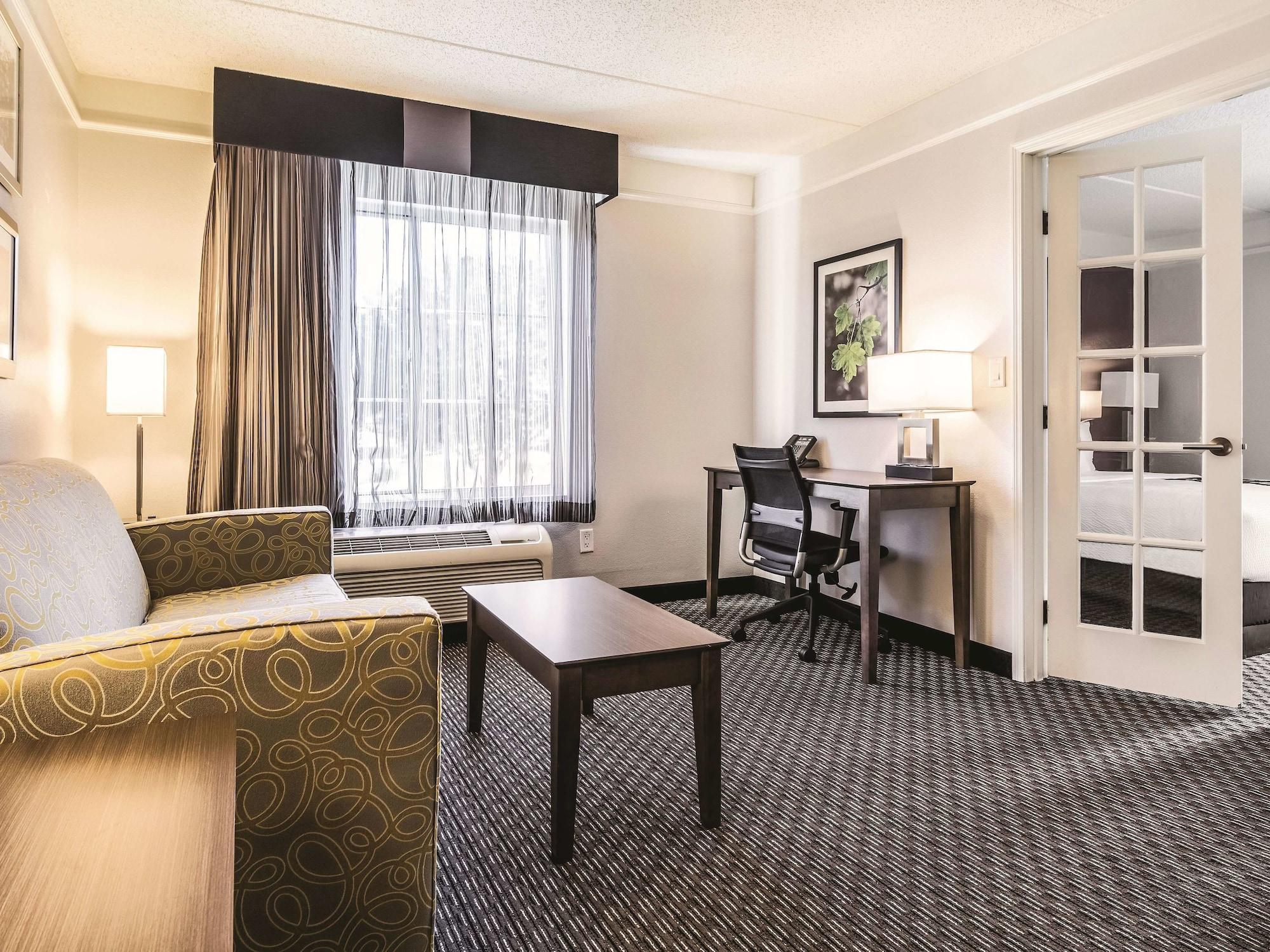 La Quinta By Wyndham Alexandria Airport Hotel Екстериор снимка