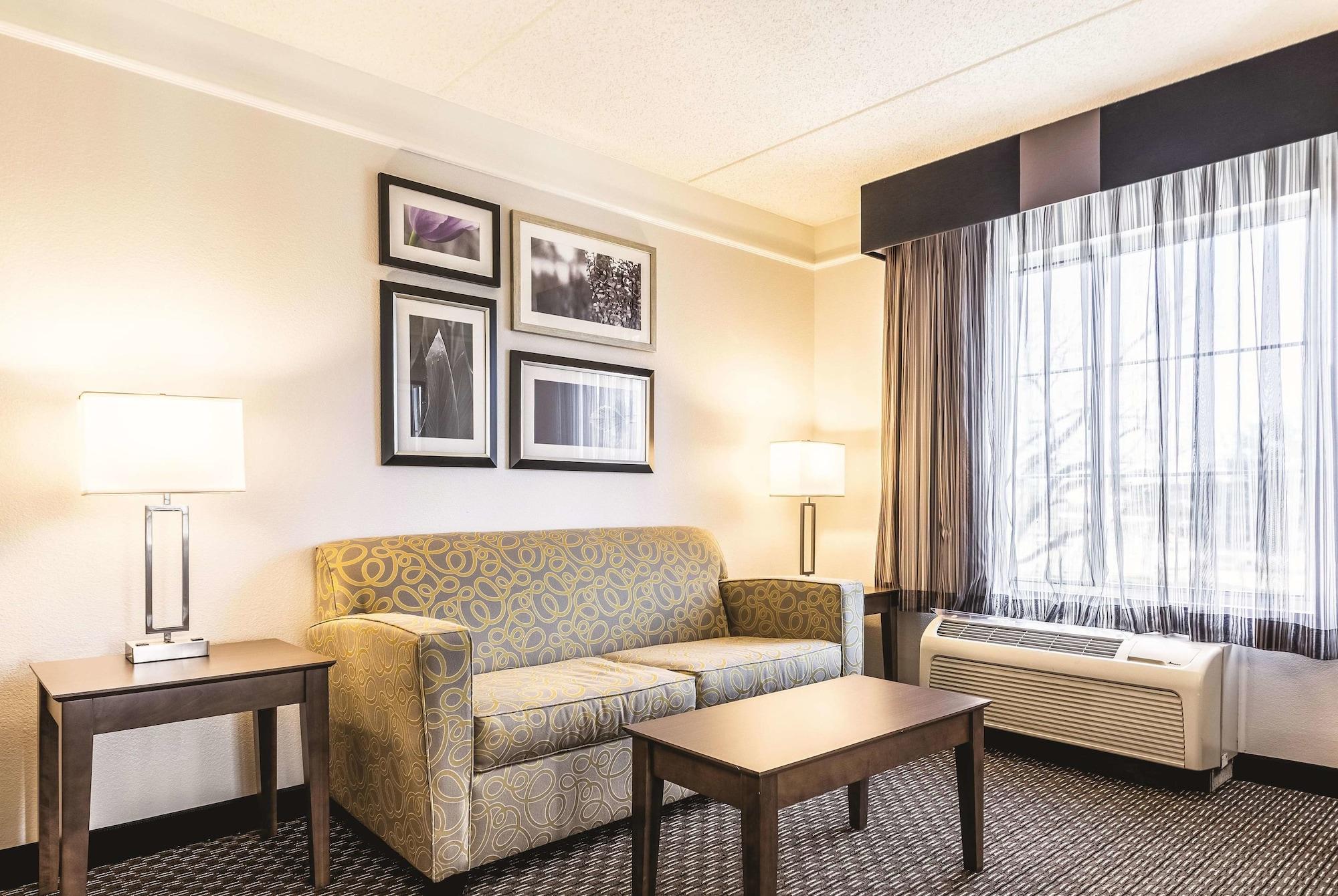 La Quinta By Wyndham Alexandria Airport Hotel Екстериор снимка