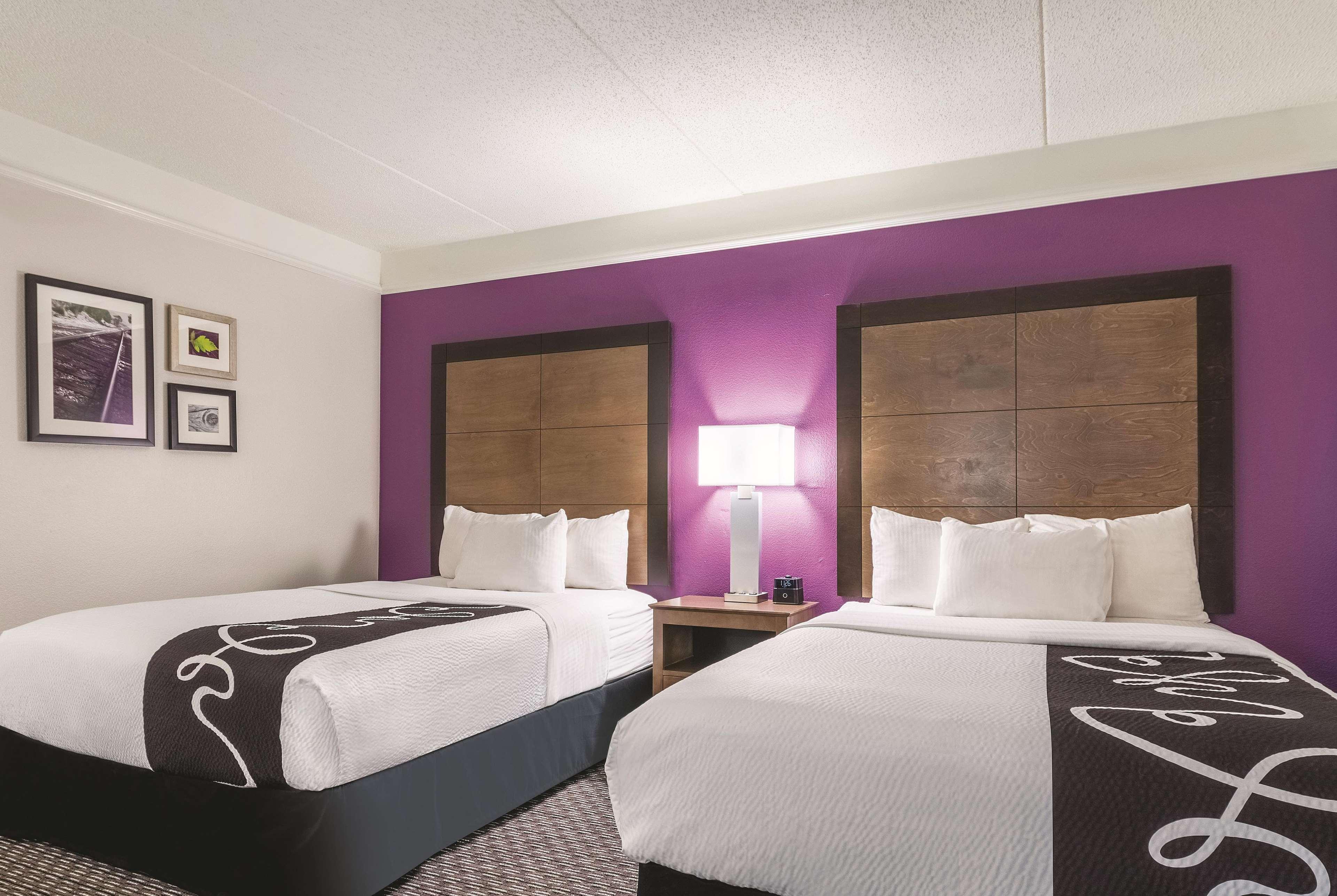 La Quinta By Wyndham Alexandria Airport Hotel Екстериор снимка