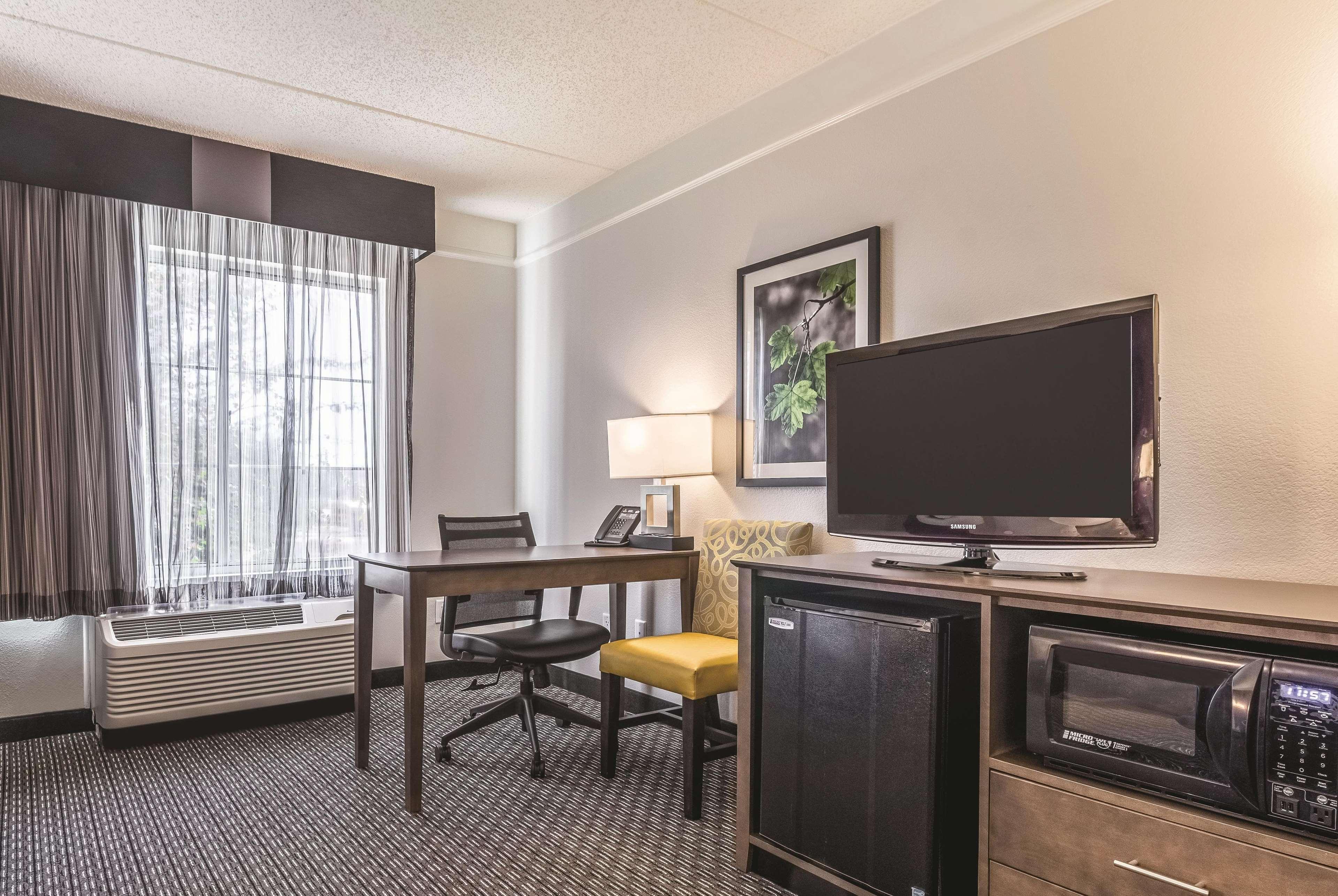 La Quinta By Wyndham Alexandria Airport Hotel Екстериор снимка