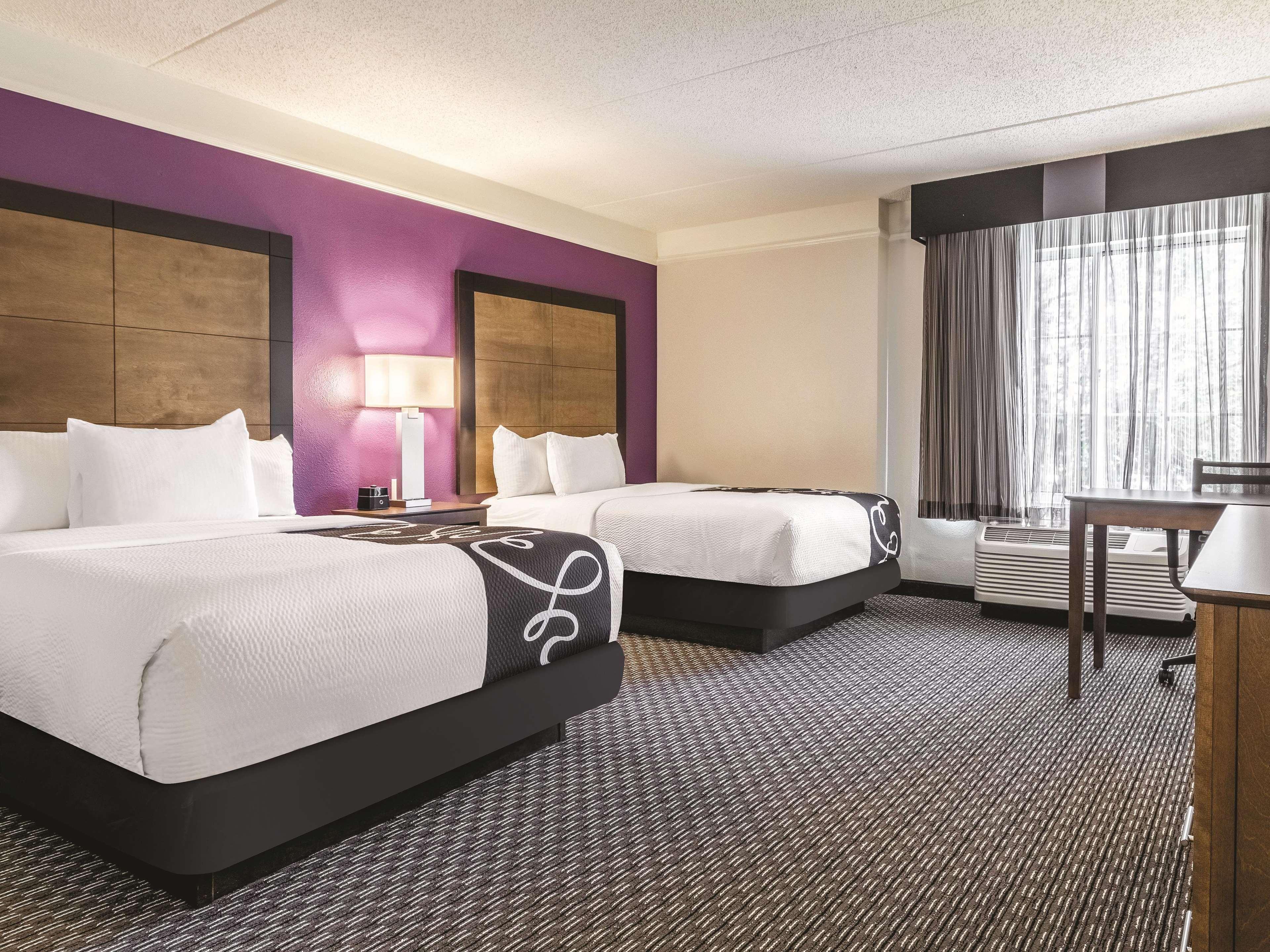 La Quinta By Wyndham Alexandria Airport Hotel Екстериор снимка