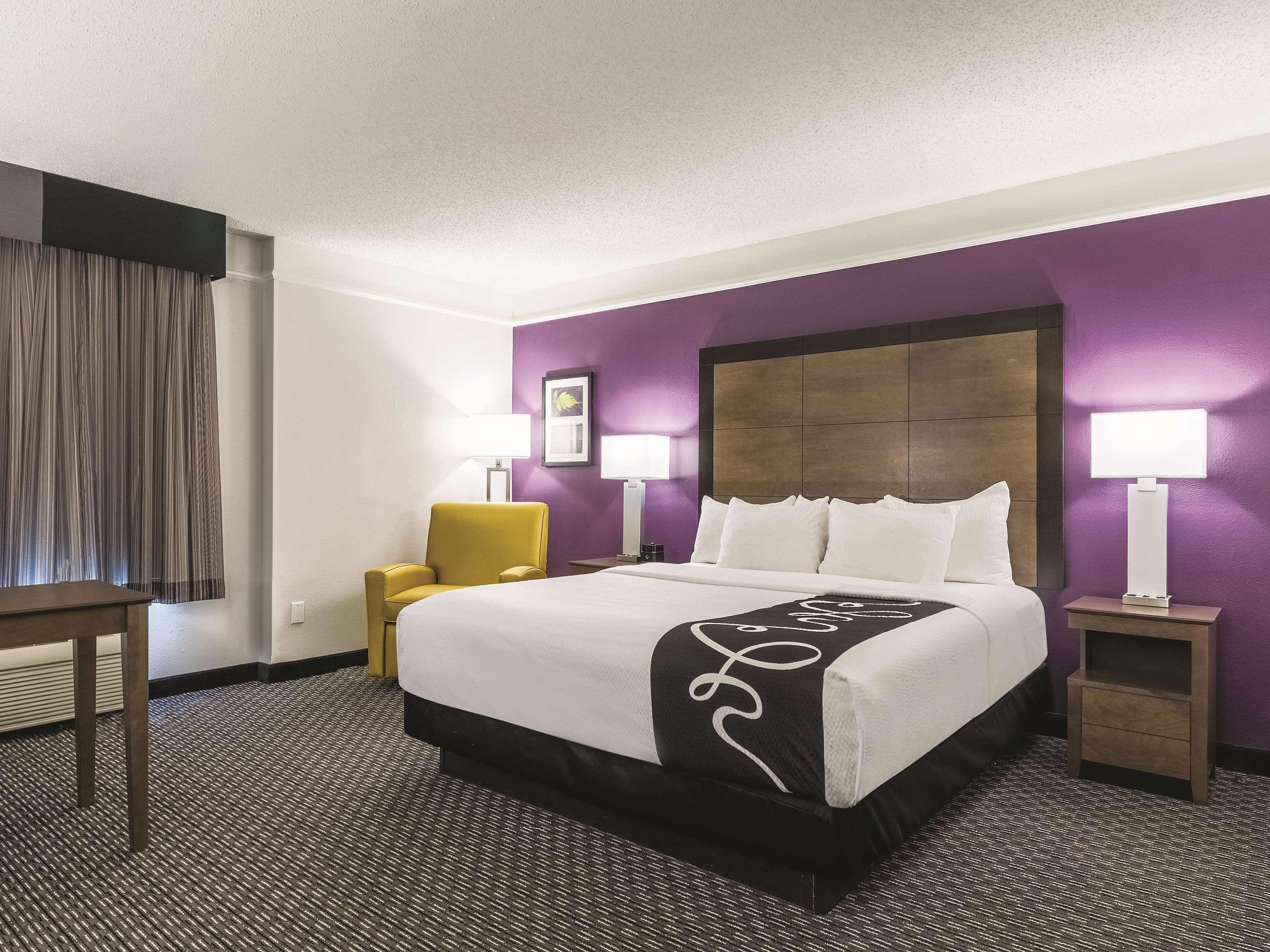 La Quinta By Wyndham Alexandria Airport Hotel Екстериор снимка