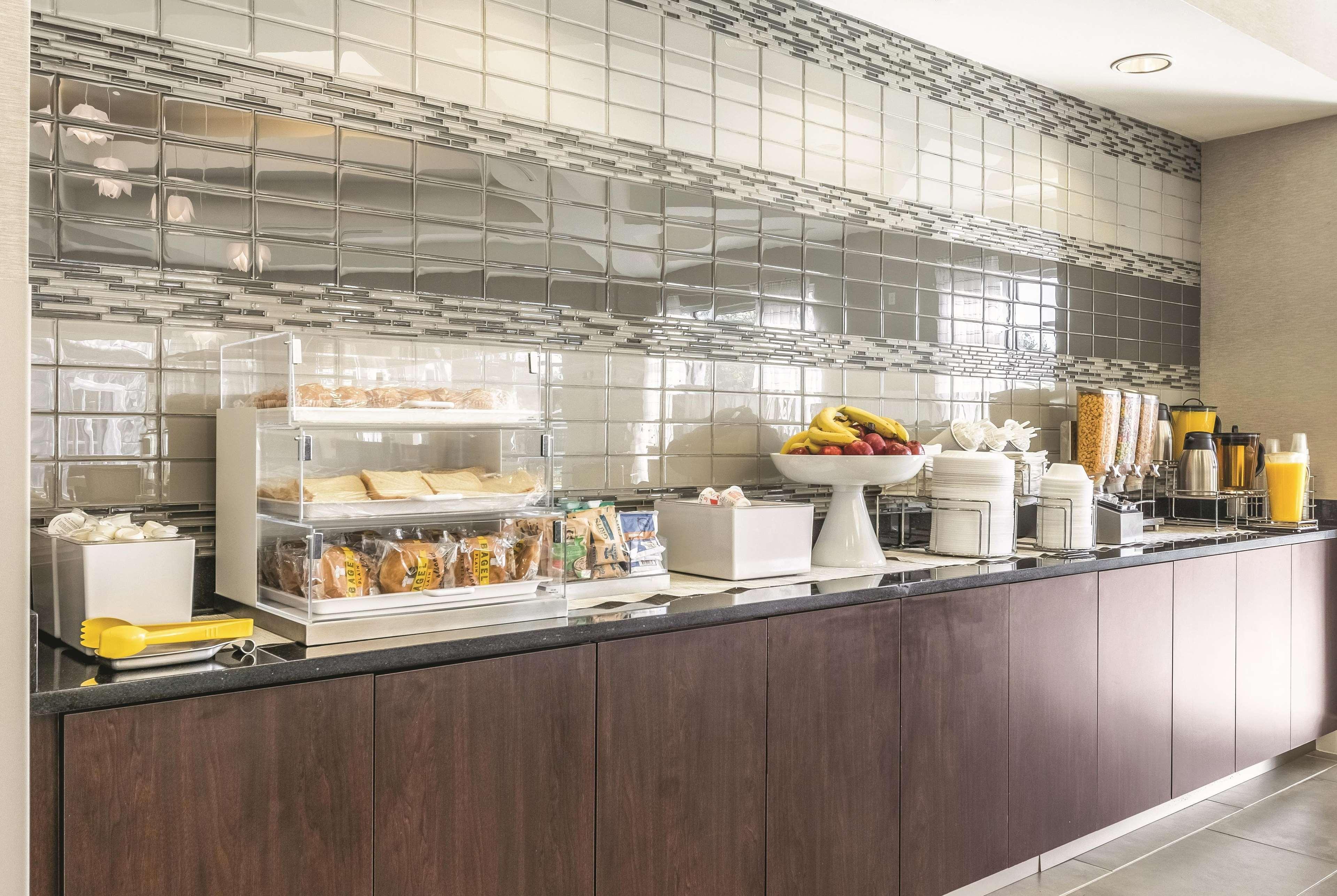 La Quinta By Wyndham Alexandria Airport Hotel Екстериор снимка