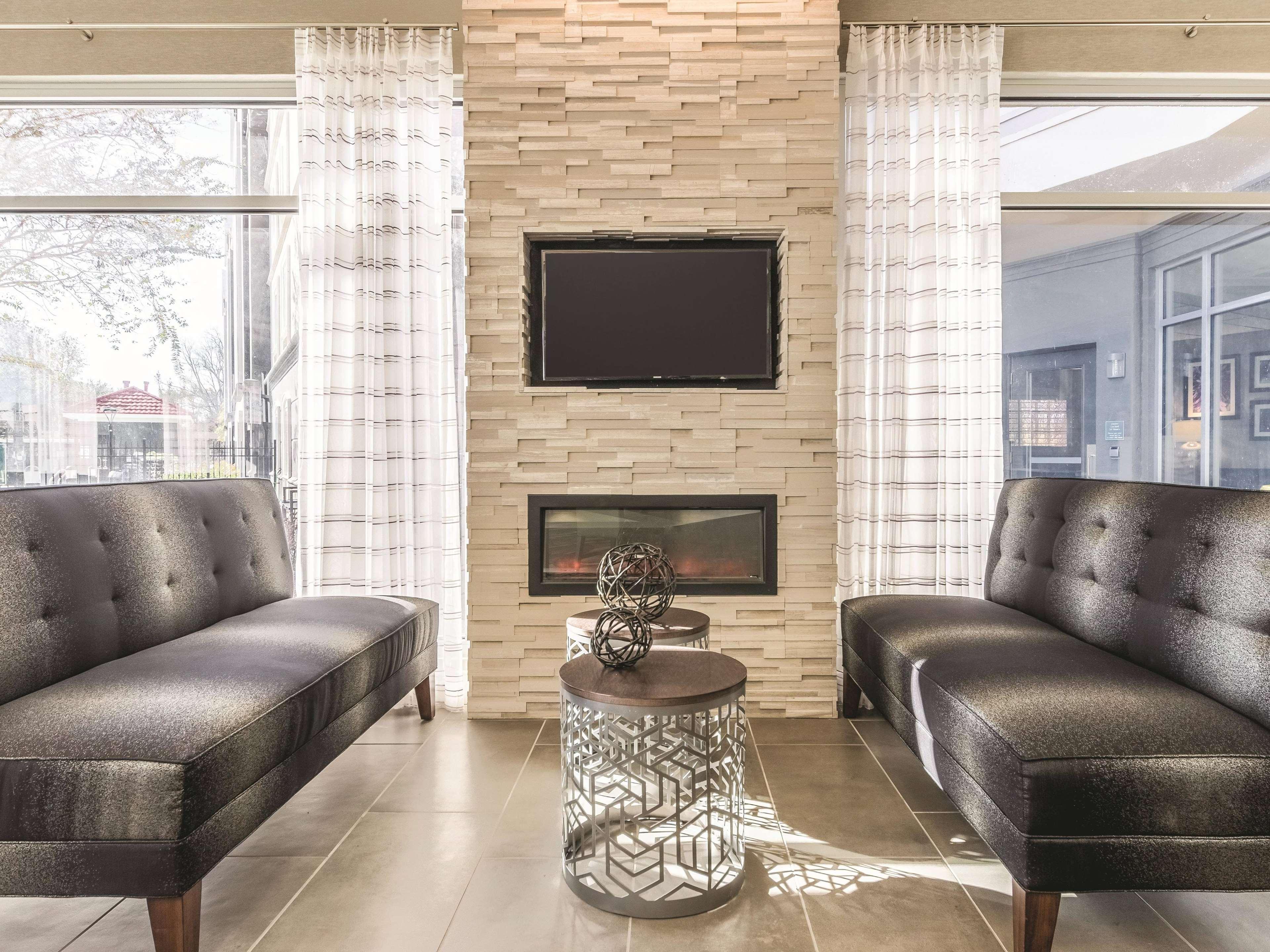 La Quinta By Wyndham Alexandria Airport Hotel Екстериор снимка