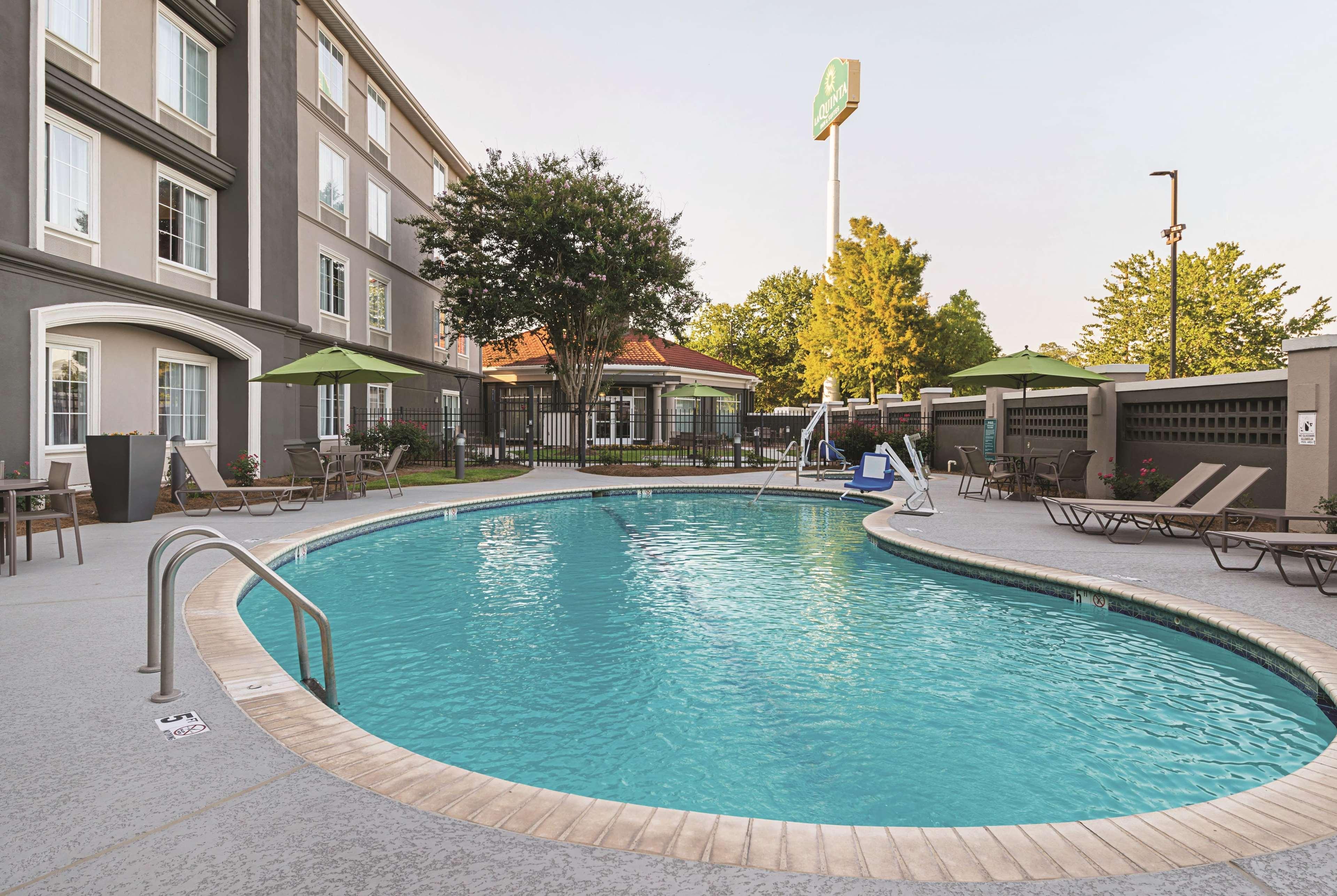 La Quinta By Wyndham Alexandria Airport Hotel Екстериор снимка