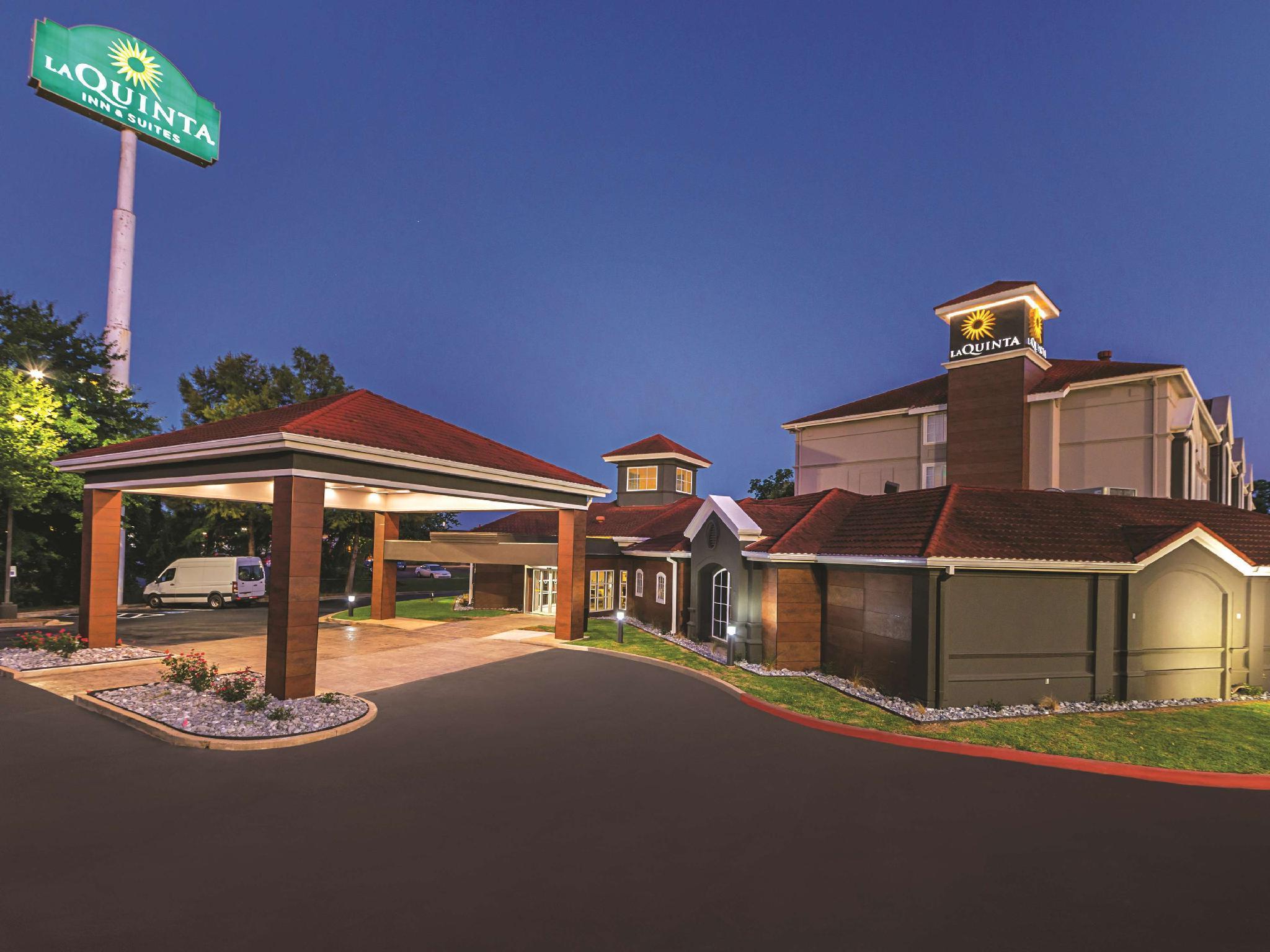 La Quinta By Wyndham Alexandria Airport Hotel Екстериор снимка