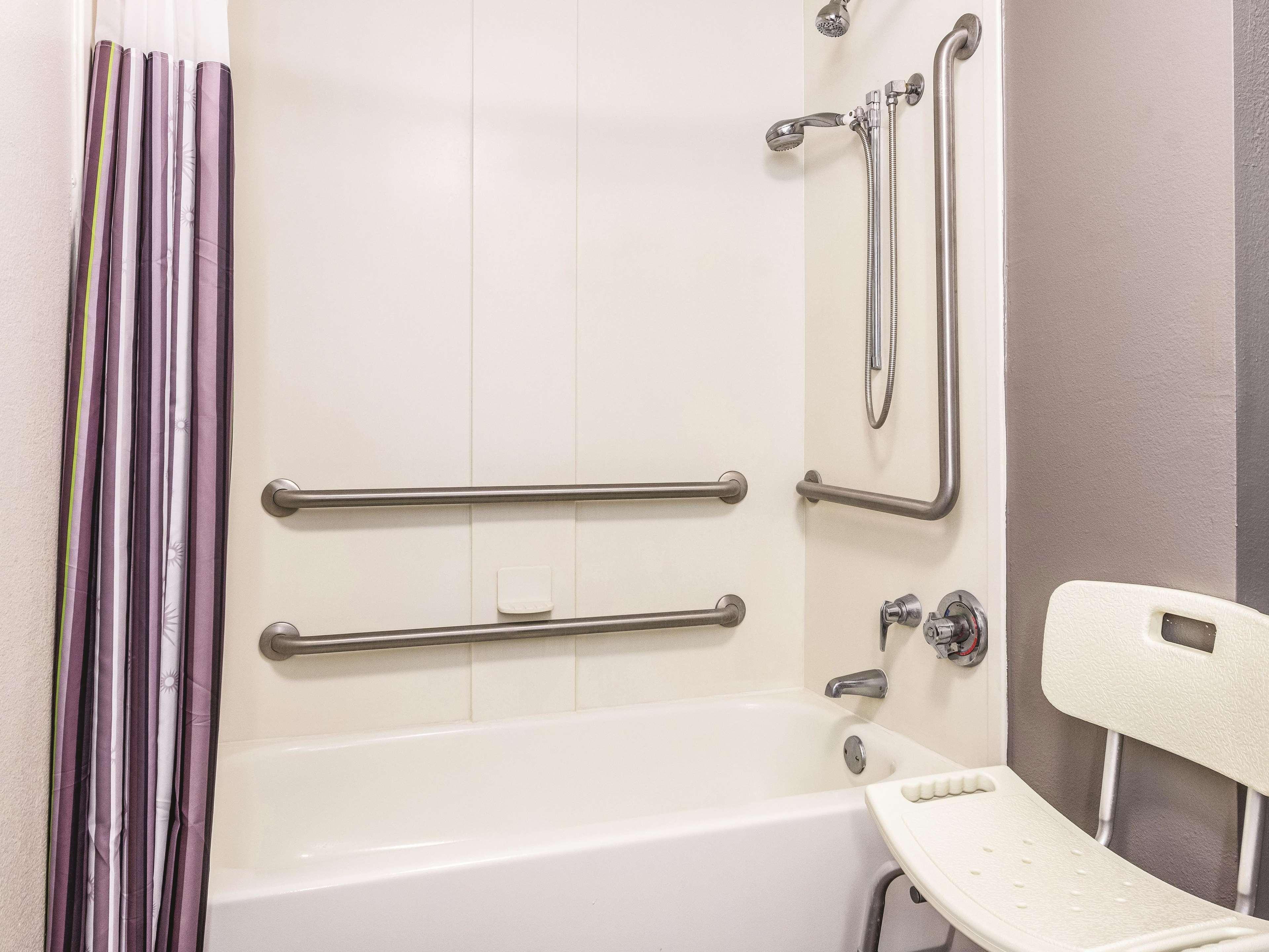 La Quinta By Wyndham Alexandria Airport Hotel Екстериор снимка