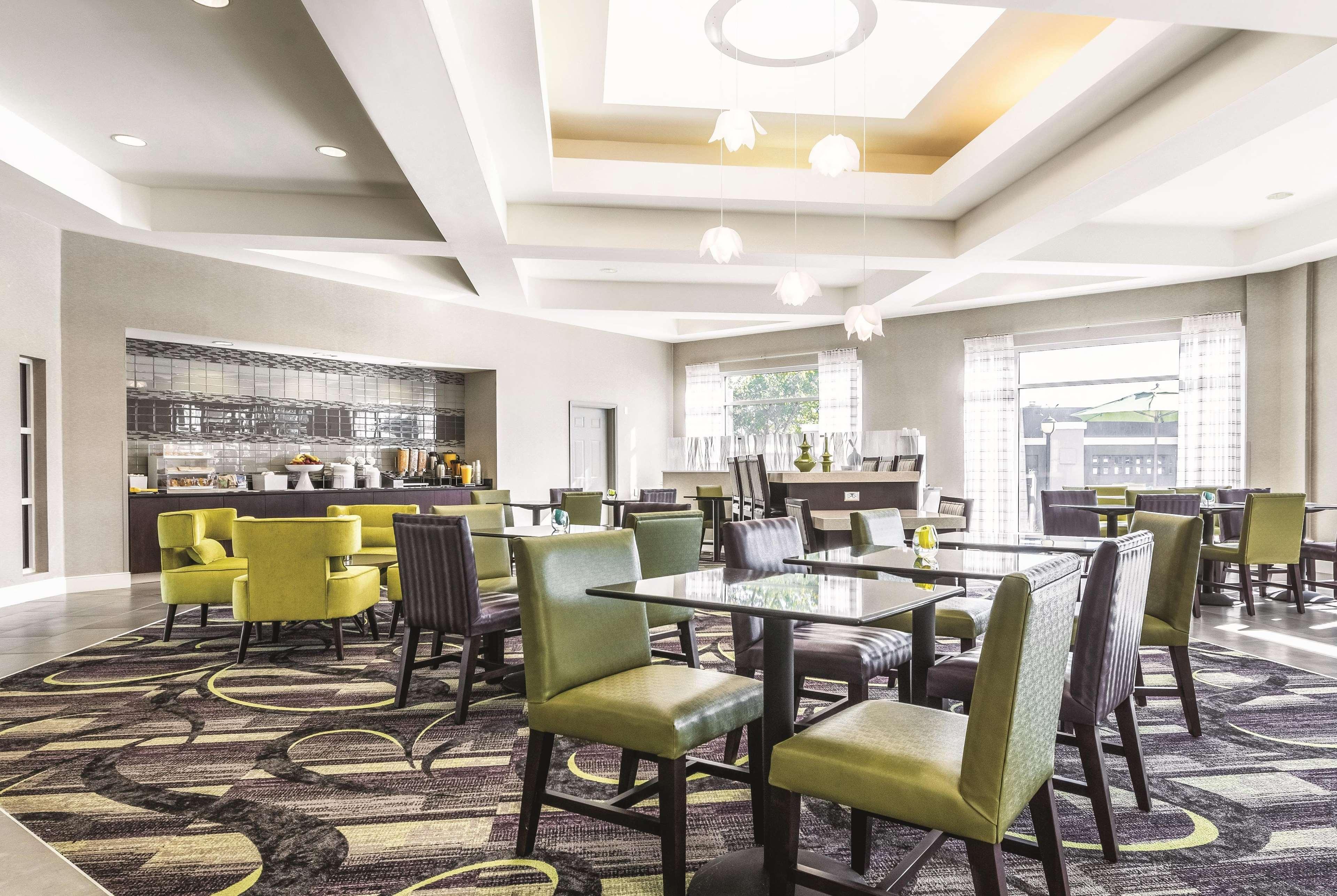 La Quinta By Wyndham Alexandria Airport Hotel Екстериор снимка
