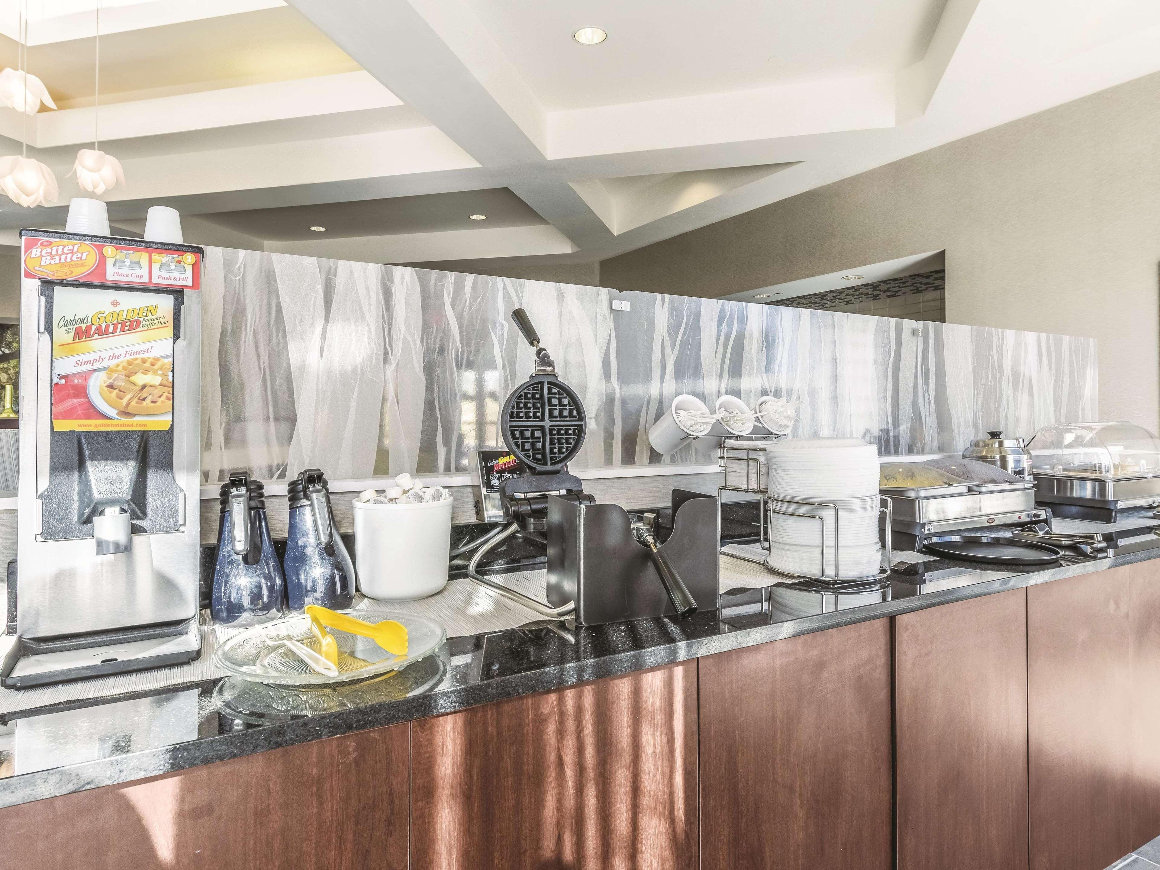 La Quinta By Wyndham Alexandria Airport Hotel Екстериор снимка