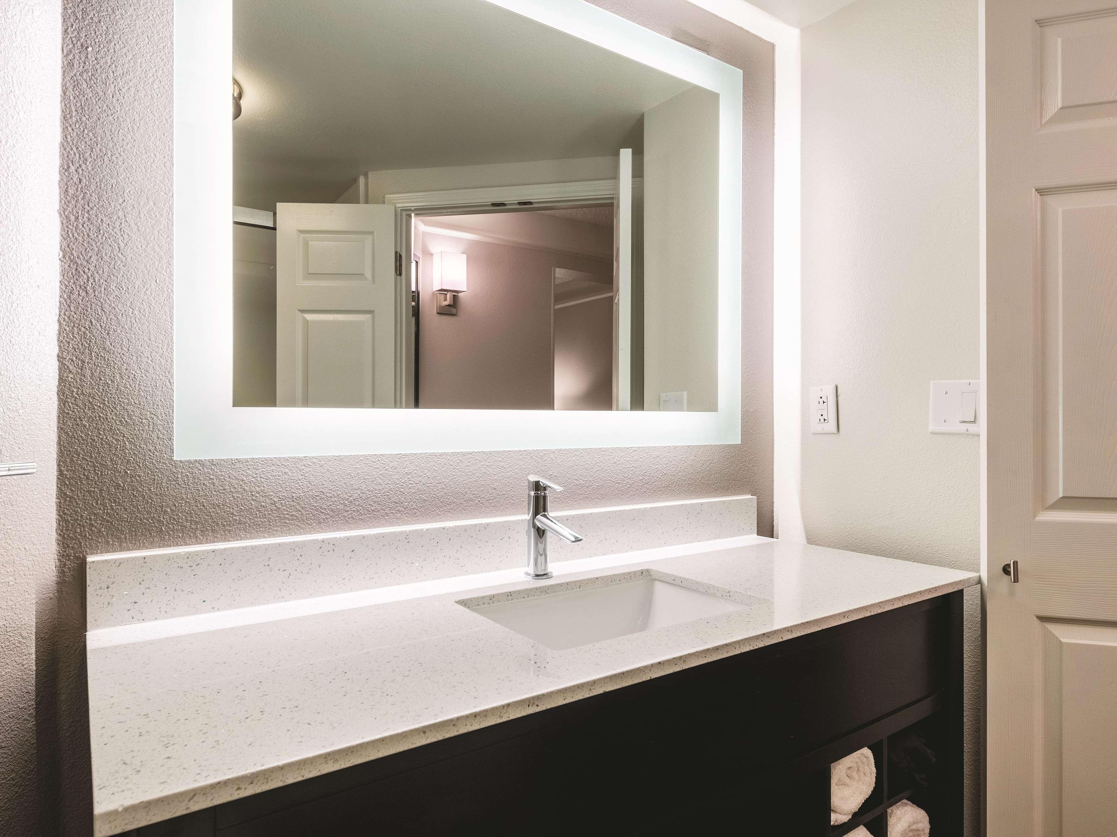 La Quinta By Wyndham Alexandria Airport Hotel Екстериор снимка