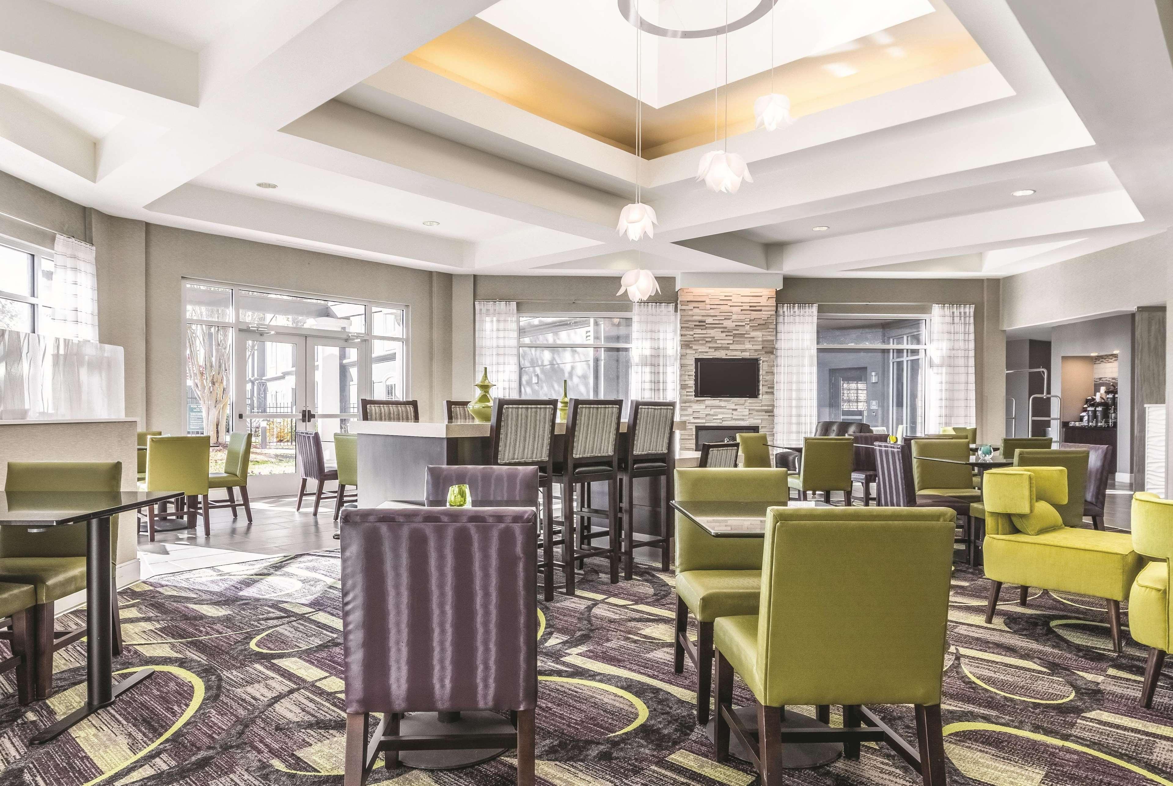 La Quinta By Wyndham Alexandria Airport Hotel Екстериор снимка