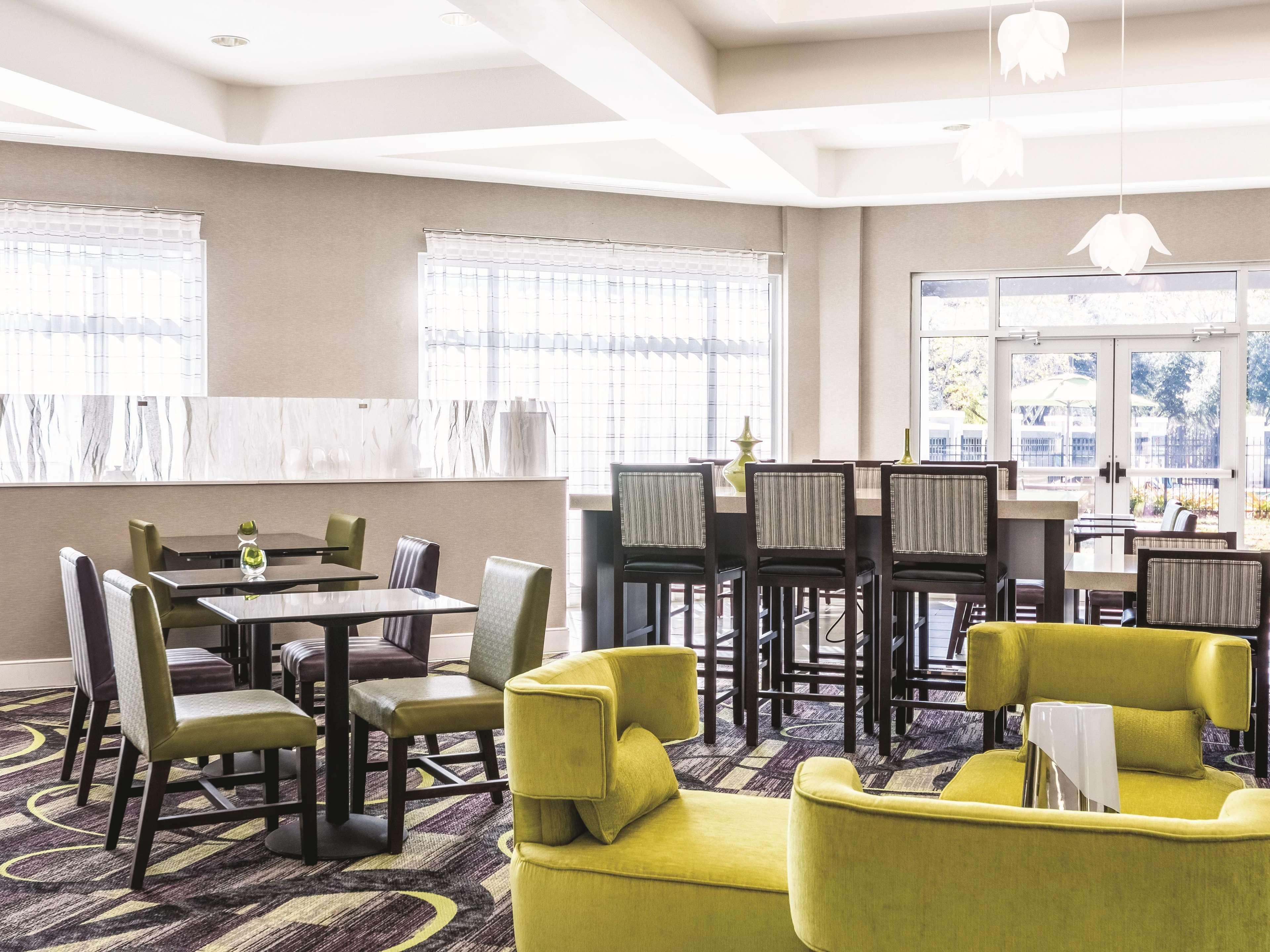 La Quinta By Wyndham Alexandria Airport Hotel Екстериор снимка