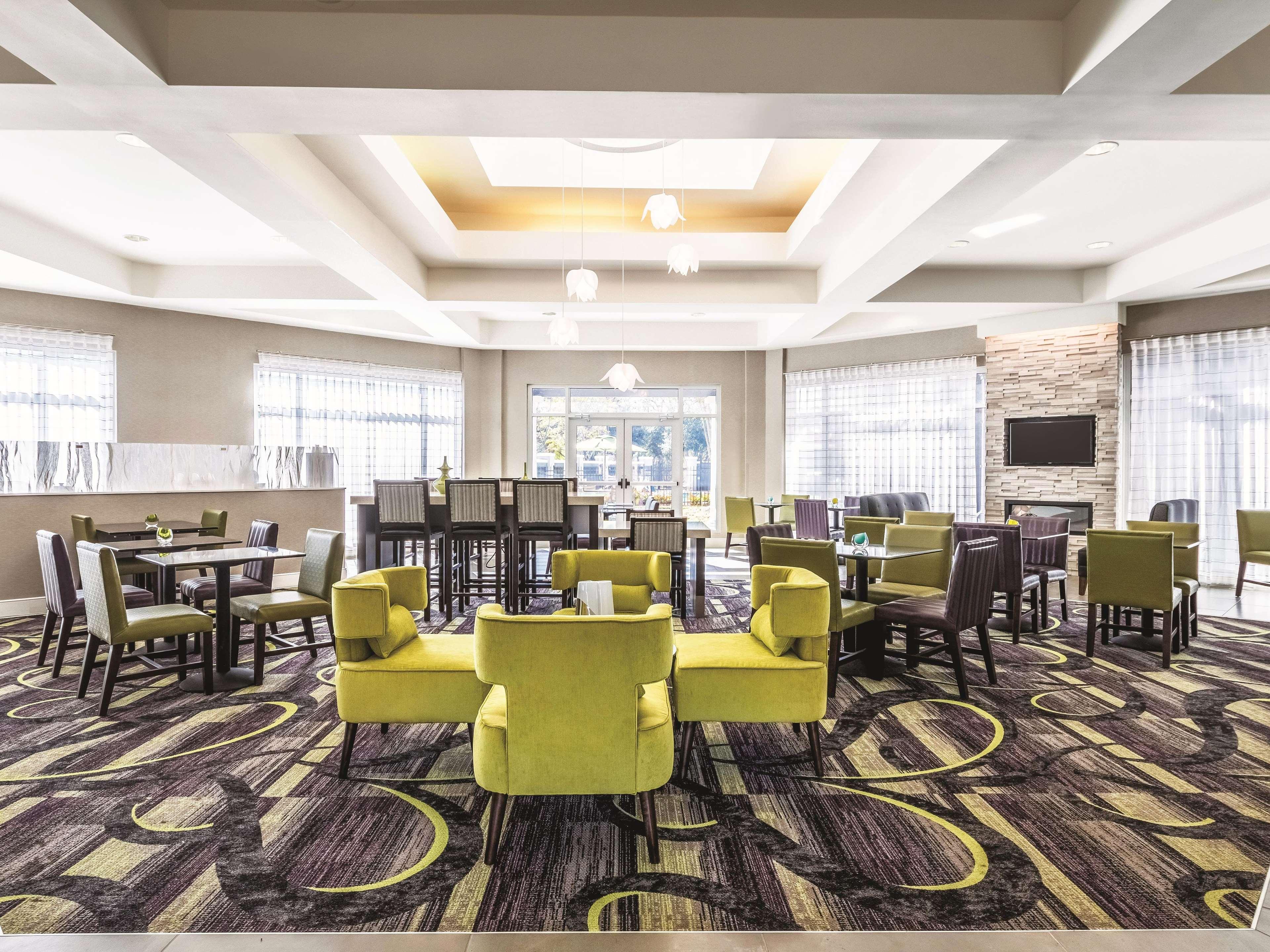 La Quinta By Wyndham Alexandria Airport Hotel Екстериор снимка