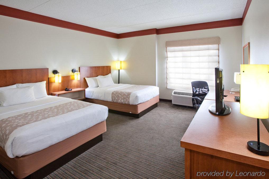 La Quinta By Wyndham Alexandria Airport Hotel Екстериор снимка