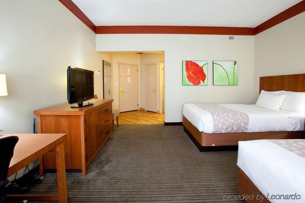 La Quinta By Wyndham Alexandria Airport Hotel Екстериор снимка
