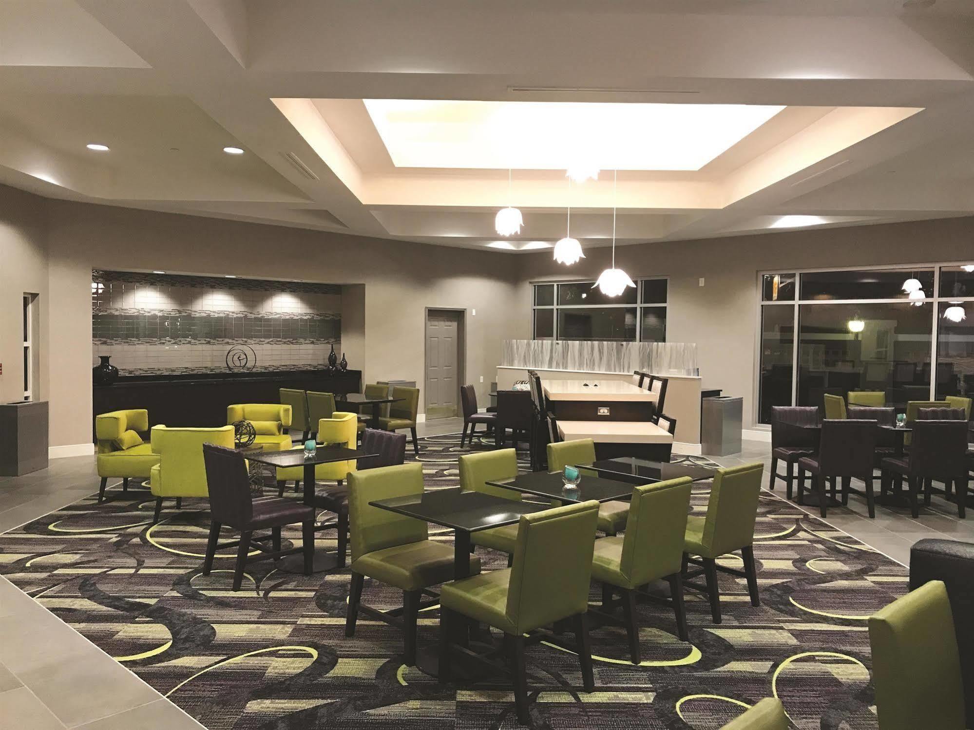 La Quinta By Wyndham Alexandria Airport Hotel Екстериор снимка