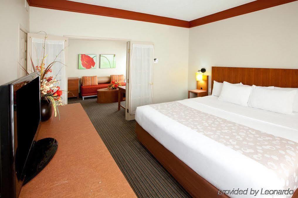 La Quinta By Wyndham Alexandria Airport Hotel Екстериор снимка