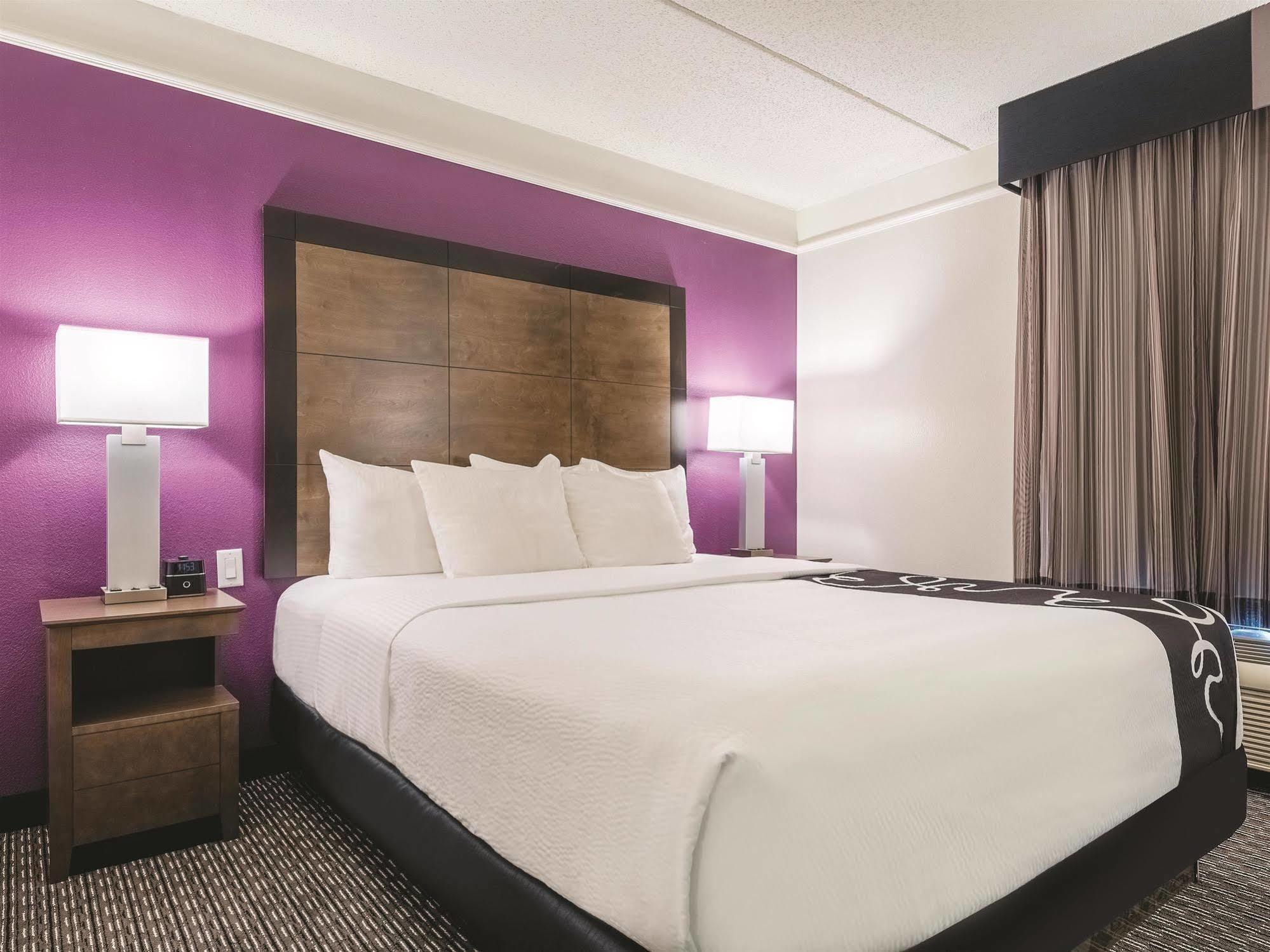 La Quinta By Wyndham Alexandria Airport Hotel Екстериор снимка