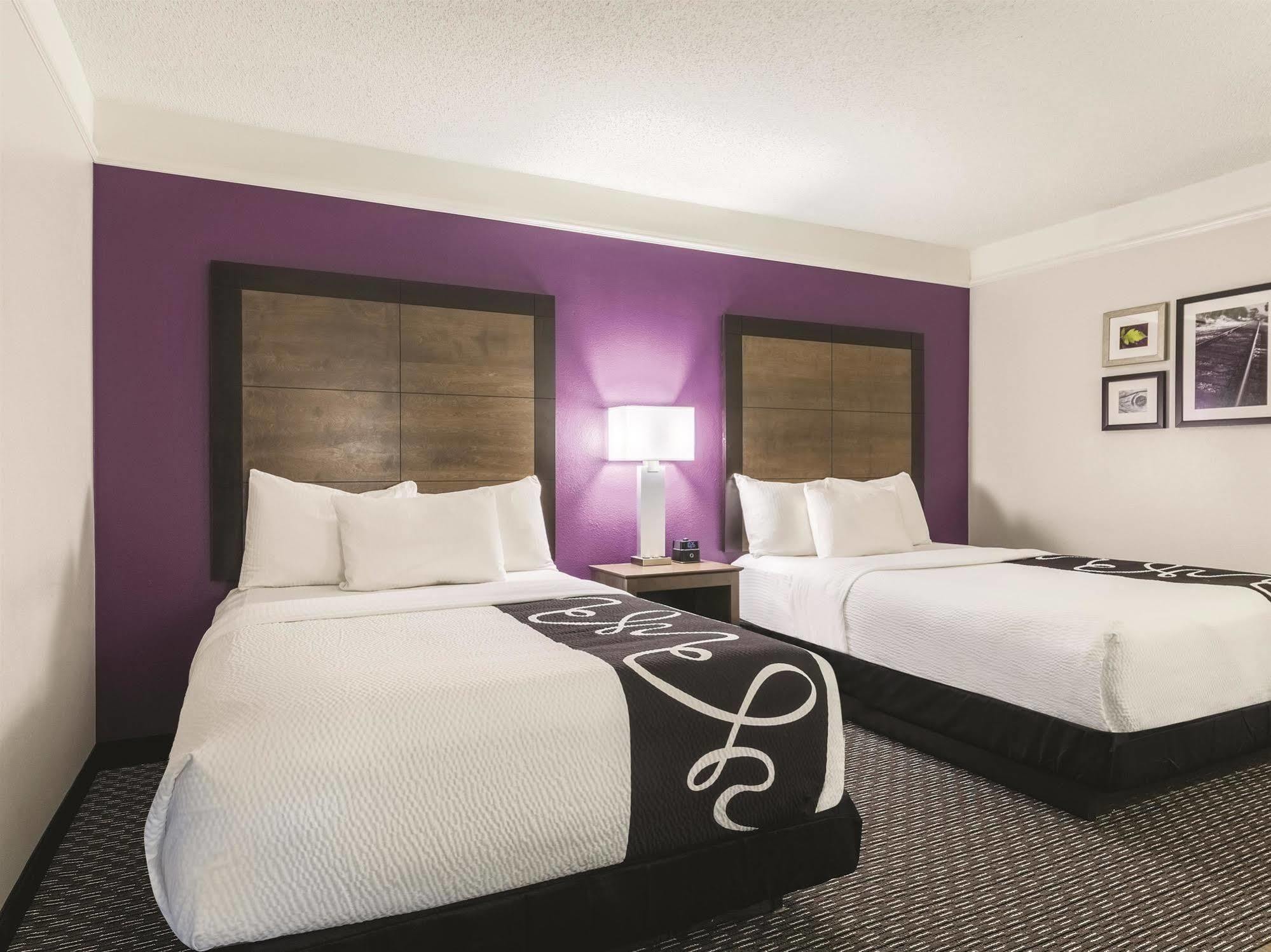 La Quinta By Wyndham Alexandria Airport Hotel Екстериор снимка