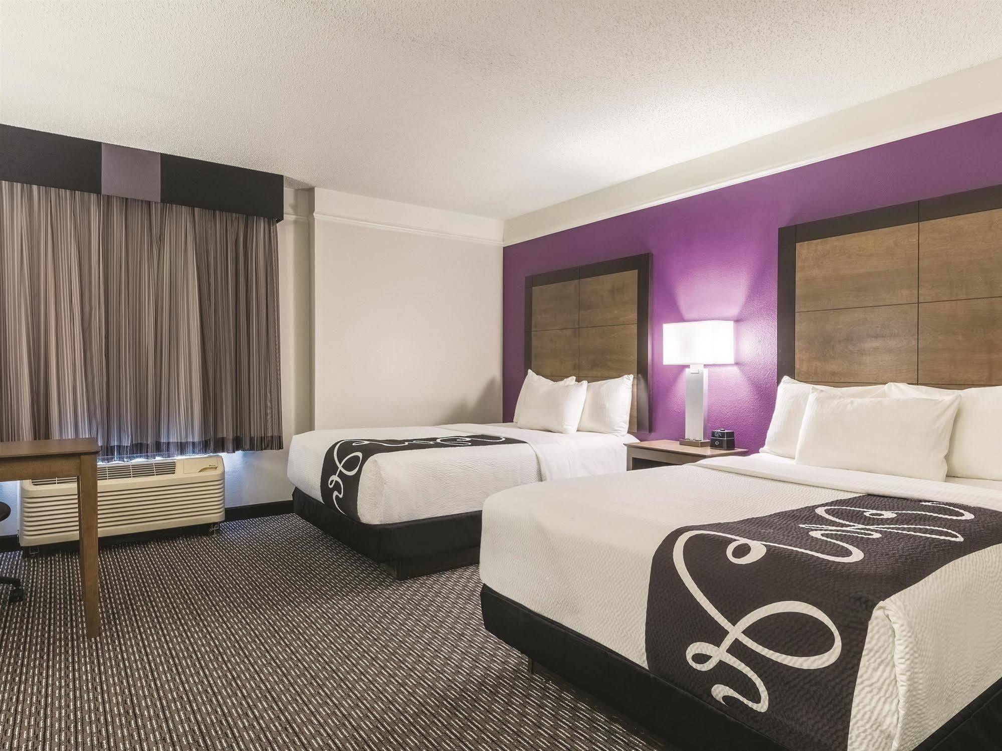 La Quinta By Wyndham Alexandria Airport Hotel Екстериор снимка