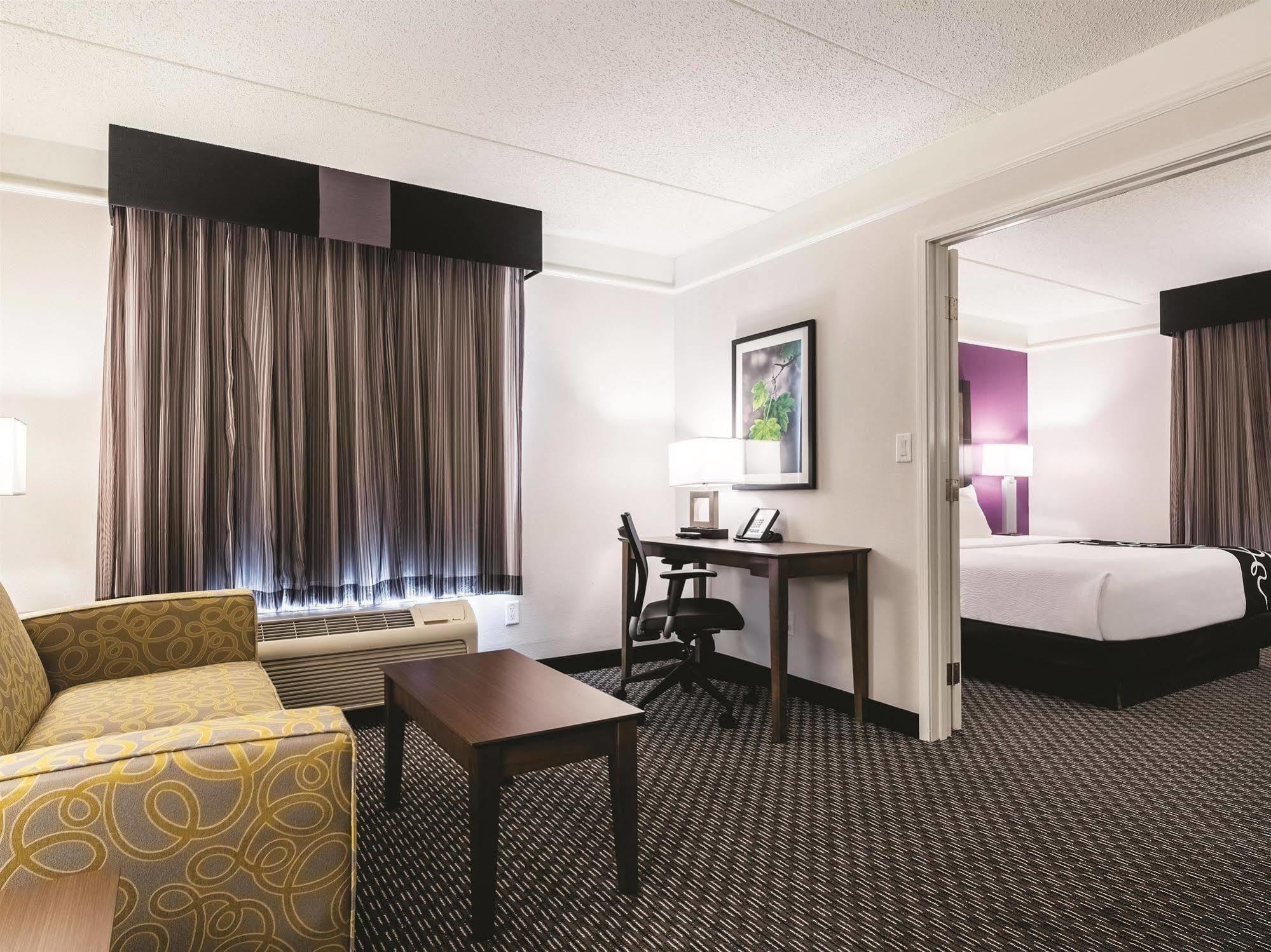 La Quinta By Wyndham Alexandria Airport Hotel Екстериор снимка