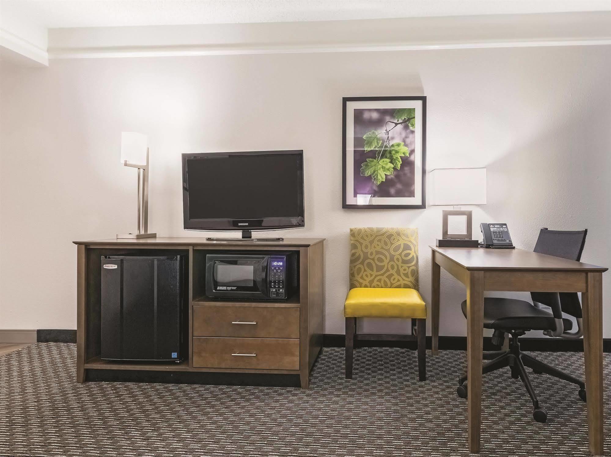 La Quinta By Wyndham Alexandria Airport Hotel Екстериор снимка