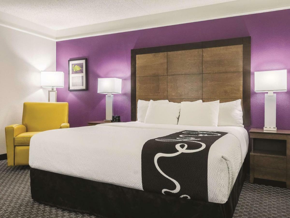 La Quinta By Wyndham Alexandria Airport Hotel Екстериор снимка