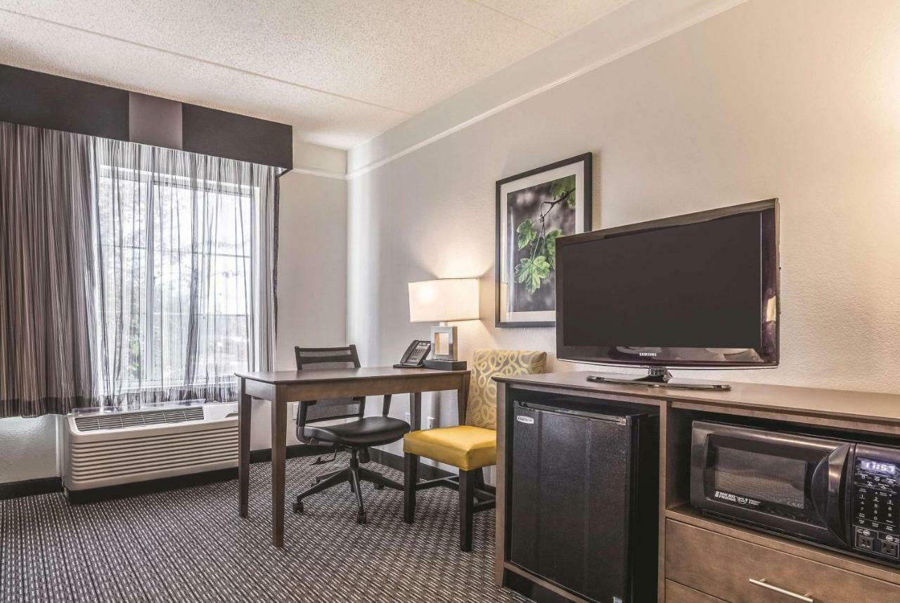 La Quinta By Wyndham Alexandria Airport Hotel Екстериор снимка